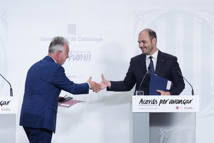 El Consejero de la Presidencia Albert Dalmau Miranda (d), y el ministro de Política Territorial y Memoria Democrática de España, Ángel Víctor Torres (i)