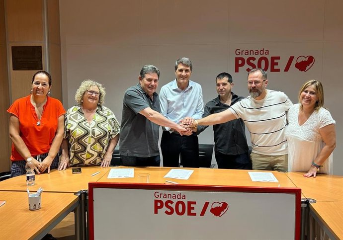 Pedro Fernández, en el centro en la imagen, ha asistido a la firma con UGT y CCOO