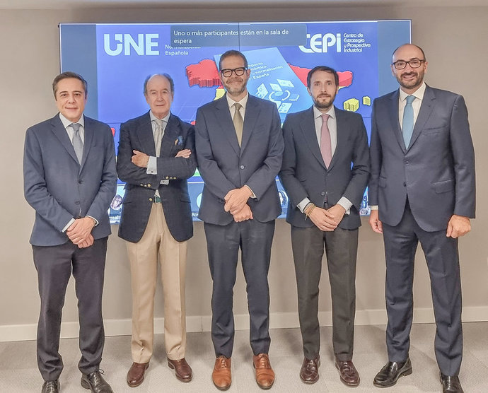 (De izquierda a derecha): José Bayón, director general de EOI; Alfredo Berges, presidente de UNE; Jordi García Brustenga, secretario de Estado de Industria del Ministerio de Industria y Turismo; Víctor Ausín, director General de Política Económica