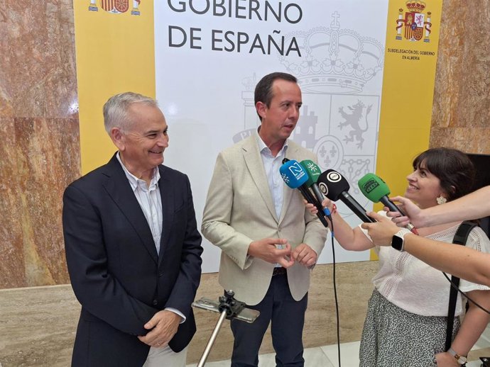 El comisionado del Gobierno para el Corredor Mediterráneo, Josep Vicent Boira, y el subdelegado de Gobierno en Almería, José María Martín.