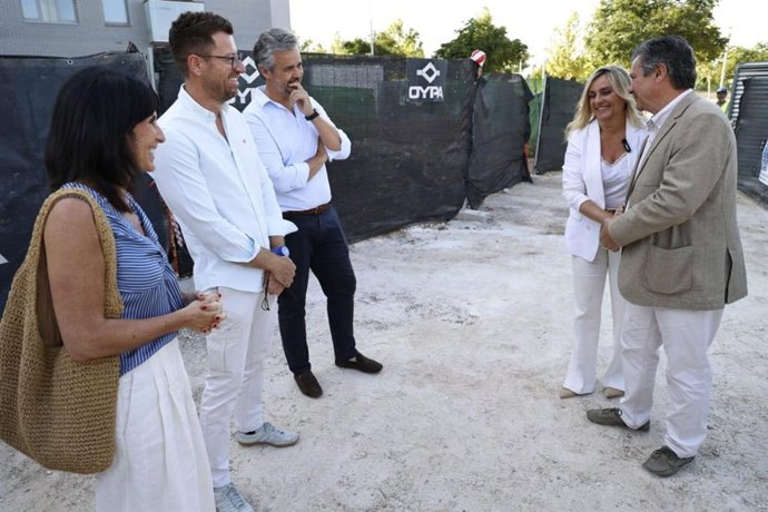 La alcaldesa de Granada, Marifrán Carazo, a la derecha en la imagen, ha asistido al inicio de las obras