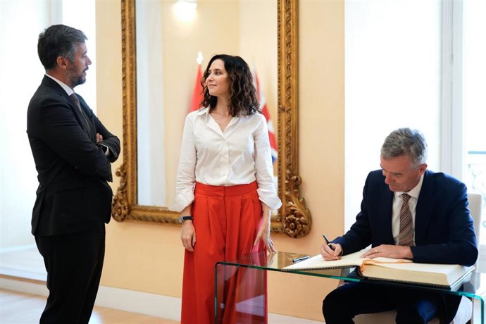 La presidenta de la Comunidad de Madrid, Isabel Díaz Ayuso, ha recibido este lunes en la Real Casa de Correos, sede del Gobierno regional, al embajador de Reino Unido en España, Alex Ellis
