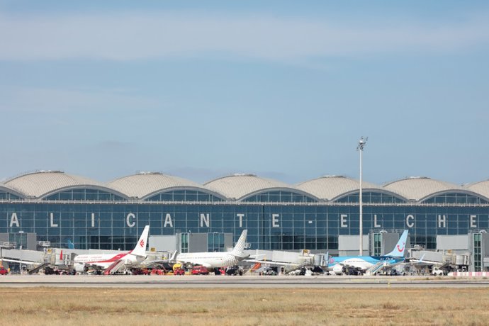 Archivo - El aeropuerto de Alicante-Elche Miguel Hernández, en una imagen de archivo