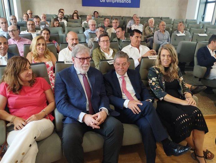 Carlos Magdaleno, nuevo presidente de CEOE Valladolid (centro), flanqueado por el presidentte de CEOE CyL, Santiago Aparicio, y la presidenta de Cepyme, Ángela de Miguel.