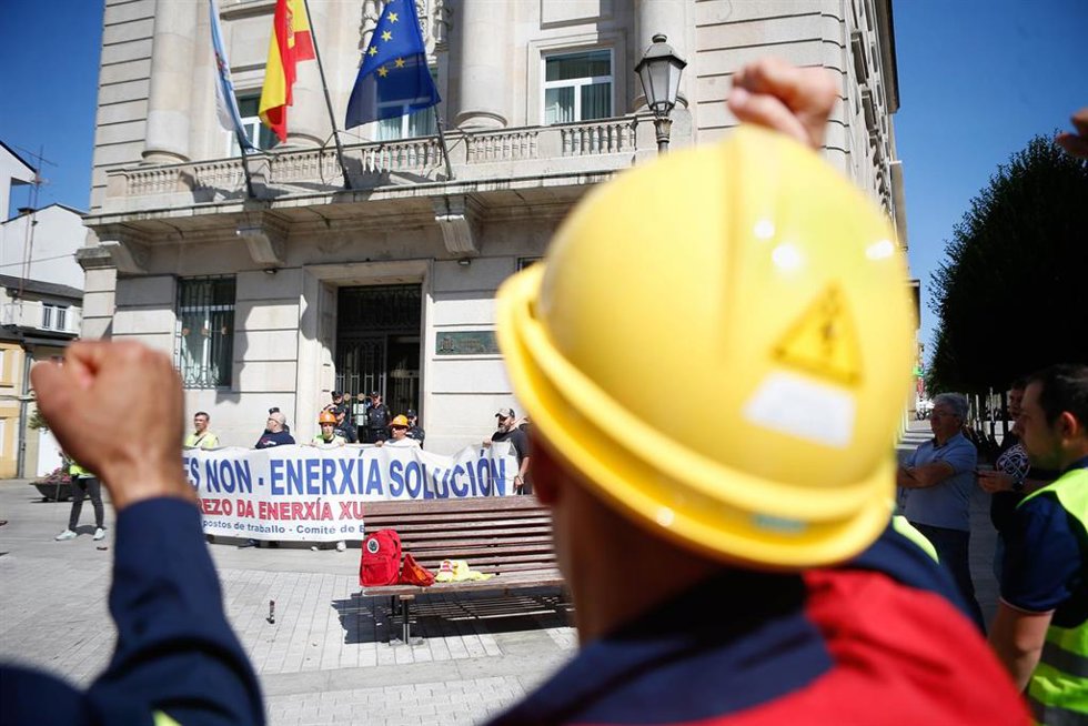Trabajadores de Alcoa San Cibrao durante un encadenamiento frente a la subdelegación del Gobierno en Lugo, a 14 de julio de 2025, en Lugo, Galicia (España). La movilización busca reclamar una solución urgente para garantizar el futuro de la planta y de 