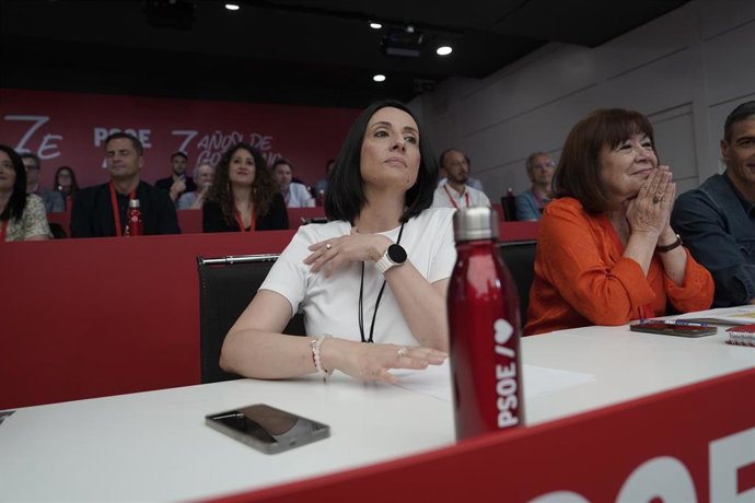 La nueva secretaria de Organización del PSOE, Rebeca Torró (i), y la presidenta del PSOE, Cristina Narbona (d), durante la reunión del Comité Federal del PSOE, en la sede federal del partido, a 5 de julio de 2025, en Madrid (España). 