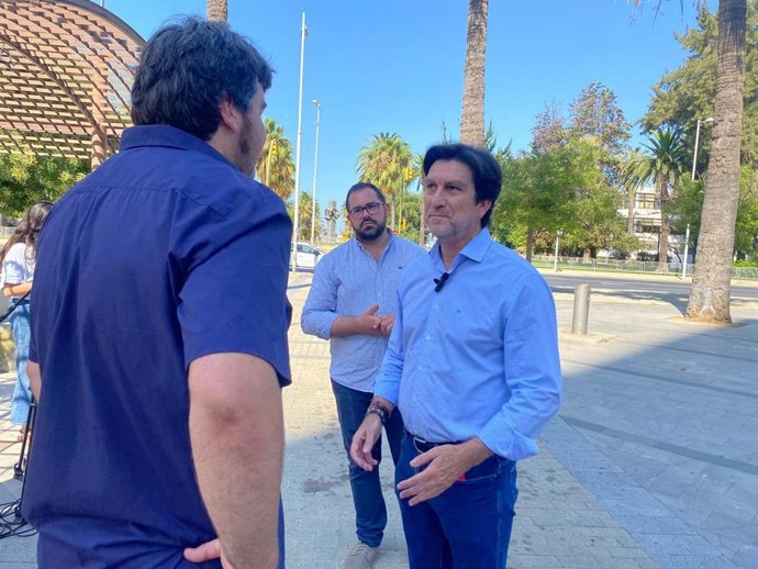 El portavoz de la Ejecutiva Provincial del PSOE y parlamentario andaluz, Enrique Gaviño, este lunes en rueda de prensa.