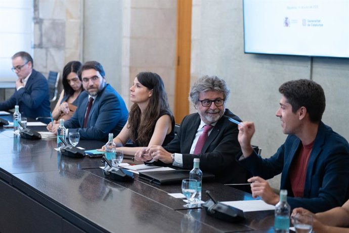 O vice-presidente da Junts e membro do parlamento catalão, Antoni Castellà (2d), durante a Comissão Bilateral do Estado-Generalitat, no Palau de la Generalitat, em 14 de julho de 2025, em Barcelona, Catalunha (Espanha). A Comissão Bilateral Estado-General