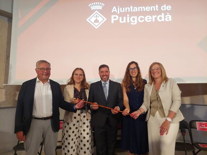 El nuevo alcalde de Puigcerdà (Girona), Joan Manel Serra con su equipo de gobierno