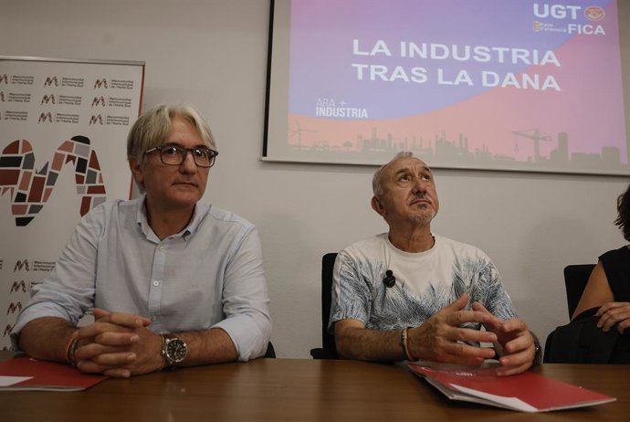 El secretario general de UGT-PV, Tino Calero (i) y el secretario general de UGT, Pepe Álvarez (d), durante una asamblea organizada por la Federación de Industria, Construcción y Agro de UGT País Valencià (FICA-PV), a 14 de julio de 2025, en Torrent, Valen