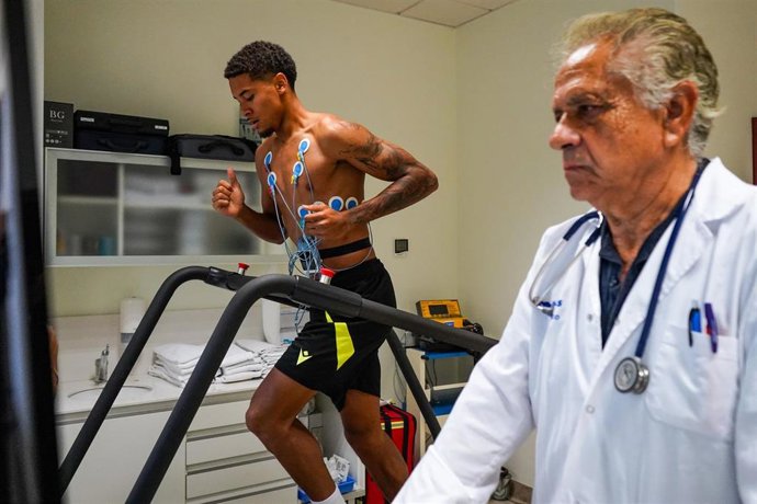 Reconocimiento médico a jugadores de la UD Almería en Hospital Vithas.