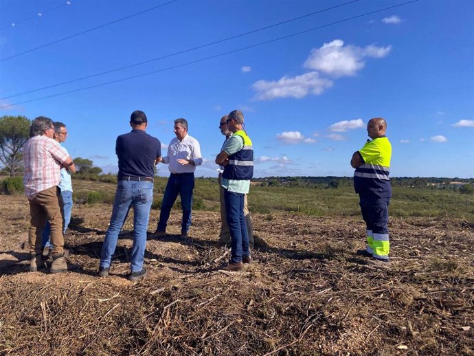 El delegado de Agricultura, Pesca, Agua y Desarrollo Rural de la Junta en Huelva, Álvaro Burgos, en una visita a los trabajos en los montes públicos de Moguer.