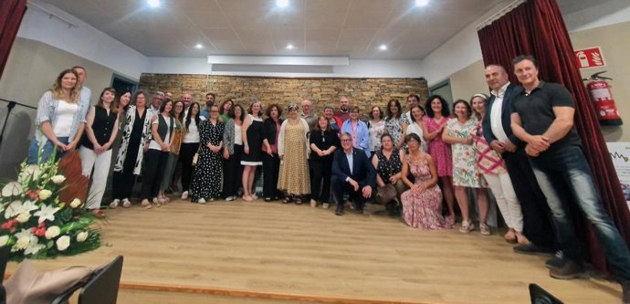 La consejera de Derechos Sociales y Bienestar, Marta del Arco, con la exconsejera de Bienestar Social del Principado, Pilar Rodríguez (centro imagen), impulsora del programa Rompiendo Distancias.