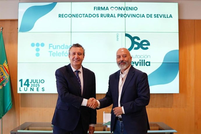 El presidente de la Diputación de Sevilla y de Inpro, Javier Fernández, y el responsable de Relaciones Institucionales de Fundación Telefónica, Joan Cruz, en la formalización del acuerdo para el programa 'Reconectados Rural'.