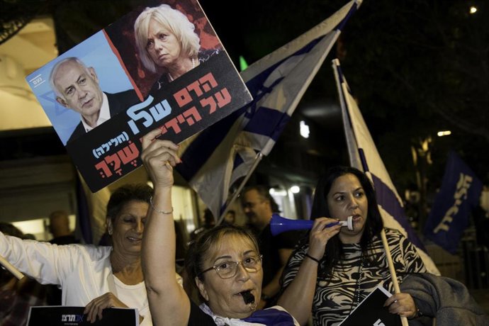 Archivo - Partidarios de la fiscal general de Israel, Gali Baharav-Miara, durante una protesta en Tel Aviv 