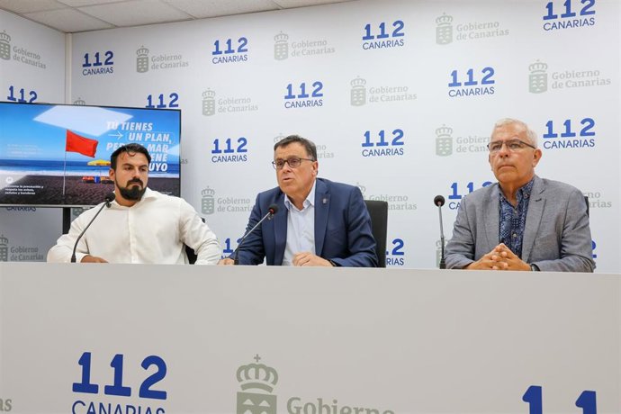 El nadador Eduardo Blasco, el consejero de Política territorial de Canarias, Manuel Miranda, y el divulgador antiahogamientos y presidente de la Asociación 'Canarias, 1.500 km de costa', Sebastián Quintana.