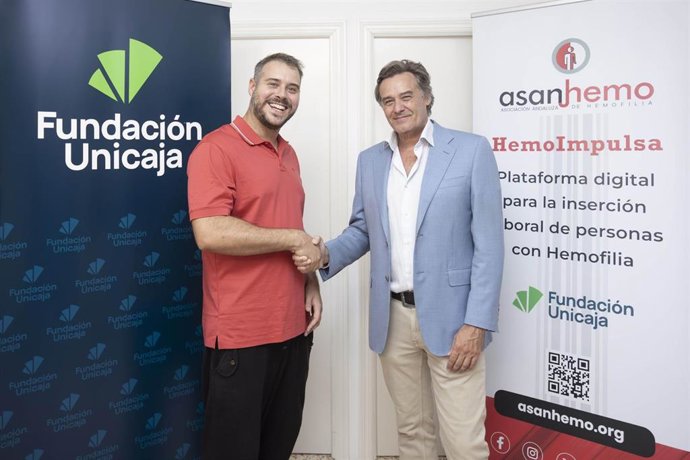 El director de Actividades Sociales de la Fundación Unicaja, Gerardo Lerones, y el presidente de Asanhemo, Mario Márquez.