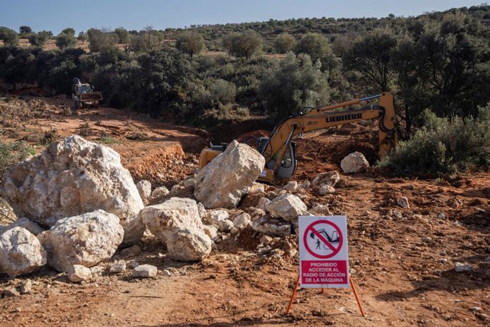 Archivo - Arxiu - Els camps agrícoles d'Utiel després del pas de la DANA (arxiu)
