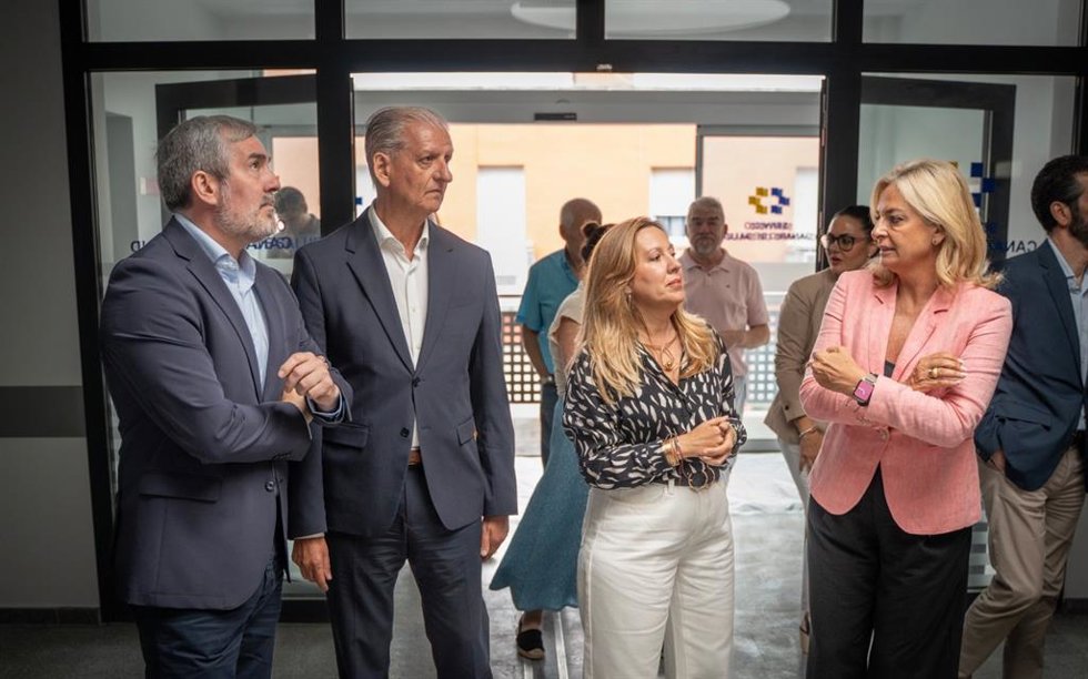 El presidente de Canarias, Fernando Clavijo; el alcalde de La Orotava, Franciso Linares; la presidenta del Cabildo de Tenerife, Rosa Dávila; y la consejera de Sanidad de Canarias, Esther Monzón, durante la visita a las obras del nuevo consultorio local.