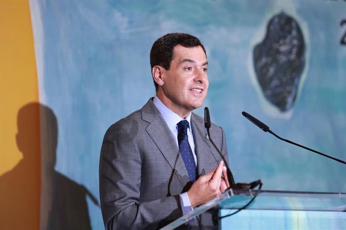 El presidente de la Junta, Juanma Moreno, interviene durante la presentación del Anuario Joly Andalucía 2025. A 10 de julio de 2025, en Sevilla. (Foto de archivo).