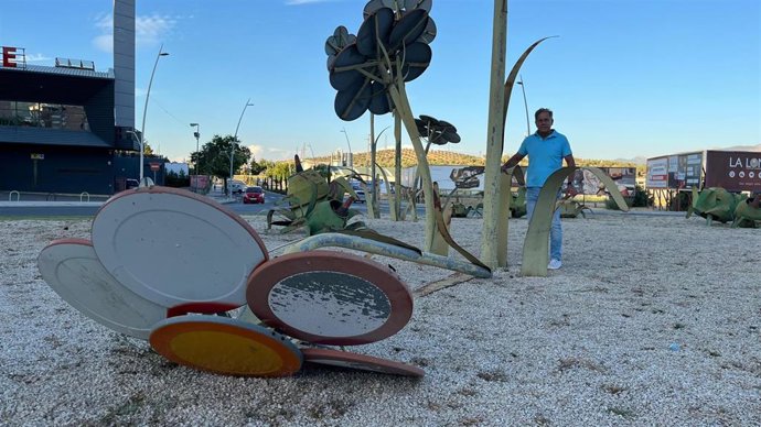 El concejal del PP Antonio Losa en una de las rotondas próximas al campus de la UJA.