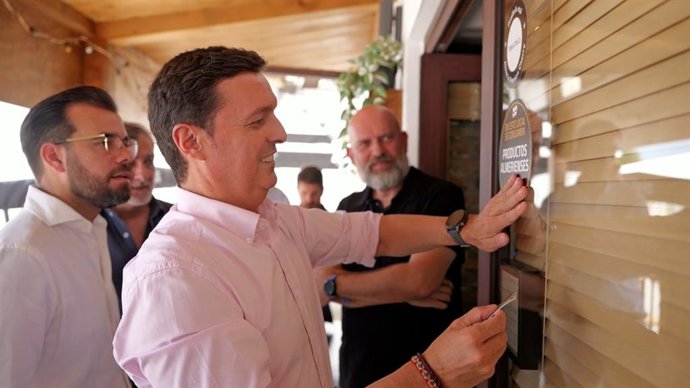 El presidente de la Diputación de Almería, Javier Aureliano García, durante su visita al bar-tienda 'La Barraca' de Enix (Almería).