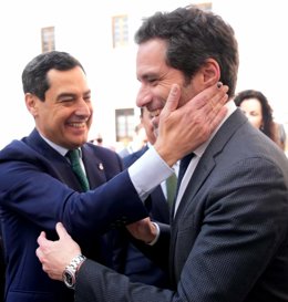 El presidente de la Junta de Andalucía y del PP-A, Juanma Moreno, saluda al portavoz nacional del PP, Borja Sémper. (Foto de archivo).