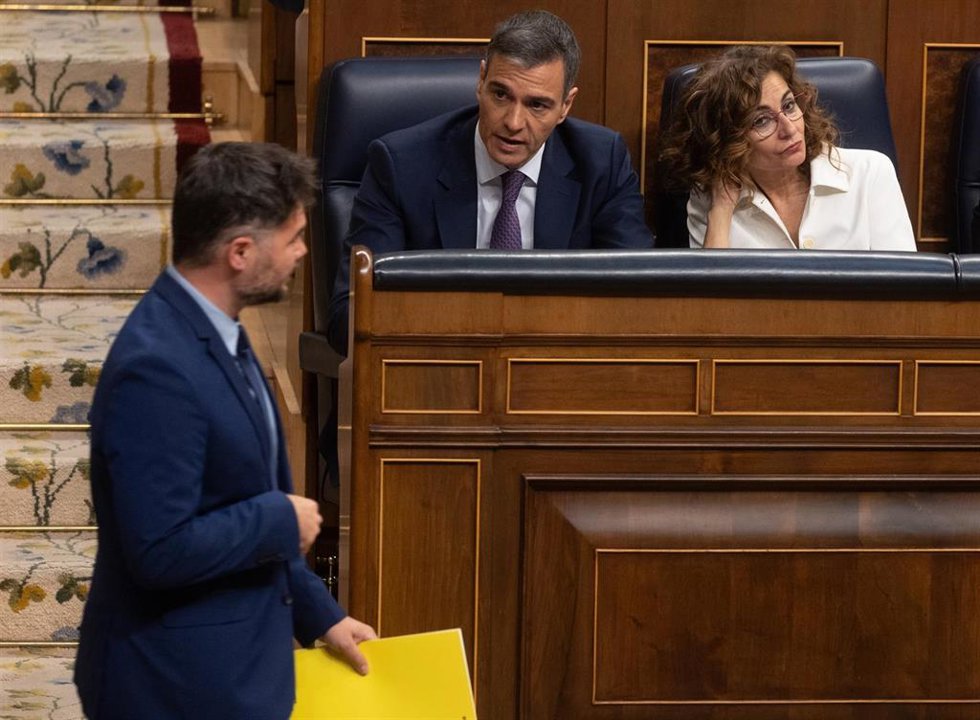 Archivo - El portavoz de ERC en el Congreso, Gabriel Rufián, pasa delante del presidente del Gobierno, Pedro Sánchez y la vicepresidenta primera y ministra de Hacienda, María Jesús Montero, durante una sesión plenaria, en el Congreso de los Diputados, a