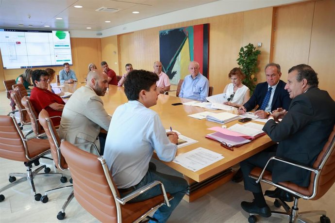 Foto familia de la reunión del Consejo Rector de la Casa de la Provincia de la Diputación de Sevilla donde se presenta la memoria de actividades realizadas en el primer semestres del 2025.