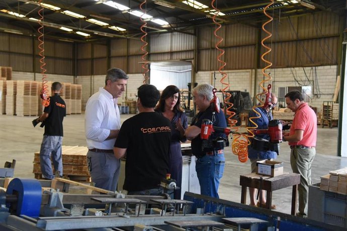 Acosta (izda.), durante su visita a la Cooperativa de Envases Palma.