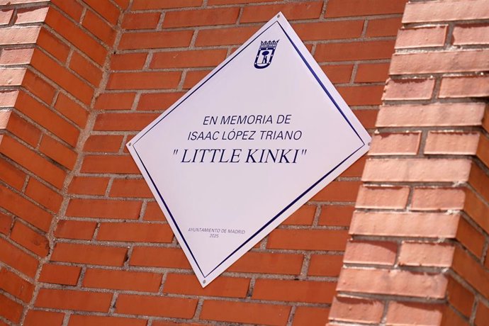 Retiro recuerda con una placa al joven rapero Isaac López, asesinado hace 4 años: "Madrid no olvida a los suyos"