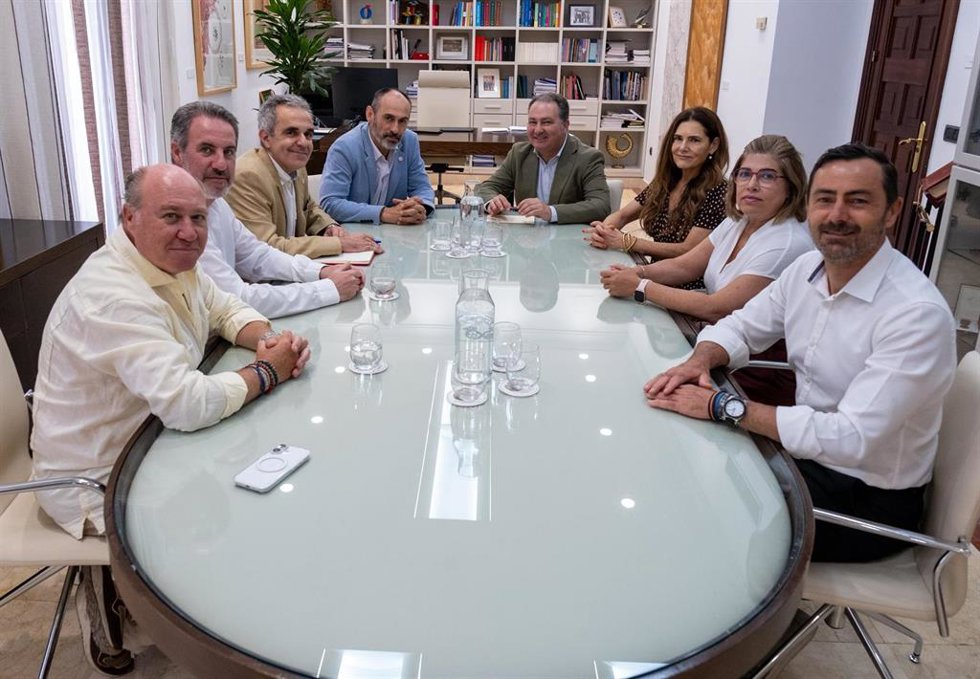 La Diputación recibe al nuevo rector de la Universidad de Huelva (UHU), José Rodríguez Quintero.