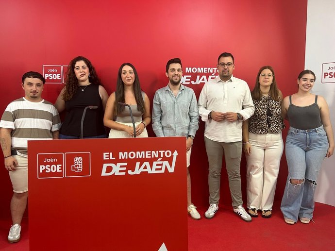 El secretario general de JSA, Lázaro Martínez (3d), junto a otros miembros de la organización.