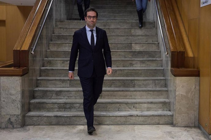 Archivo - El ministro de Economía, Comercio y Empresa, Carlos Cuerpo, a su llegada a una comparecencia ante los medios de comunicación en el Ministerio de Economía, Comercio y Empresa, a 4 de abril de 2025, en Madrid (España). El ministro ha mantenido hoy