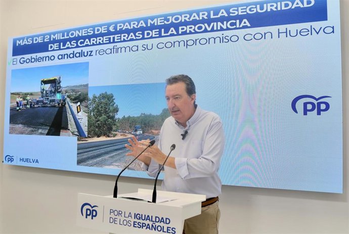 El presidente del PP de Huelva, Manuel Andrés González, este lunes en rueda de prensa.