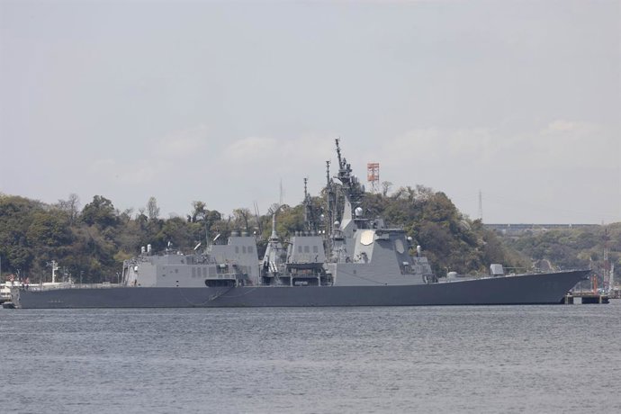 Archivo - 8 de abril de 2025, Yokosuka, Kanagawa, Japão: Navio de guerra japonês visto dentro da base naval da Força Marítima de Autodefesa do Japão. A base naval é uma importante base da Marinha dos EUA localizada na Prefeitura de Kanagawa. A base serve 