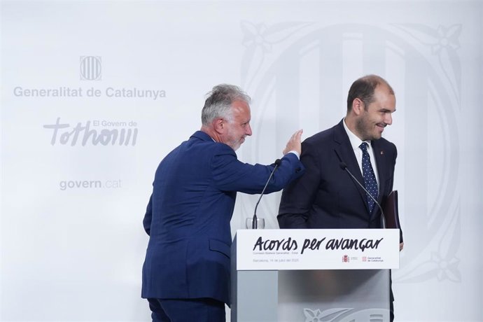 El Consejero de la Presidencia Albert Dalmau Miranda (d), y el ministro de Política Territorial y Memoria Democrática de España, Ángel Víctor Torres (i), ofrecen declaraciones en una rueda de prensa.