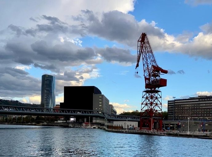 Archivo - Nubes y claros junto a la ría de Bilbao