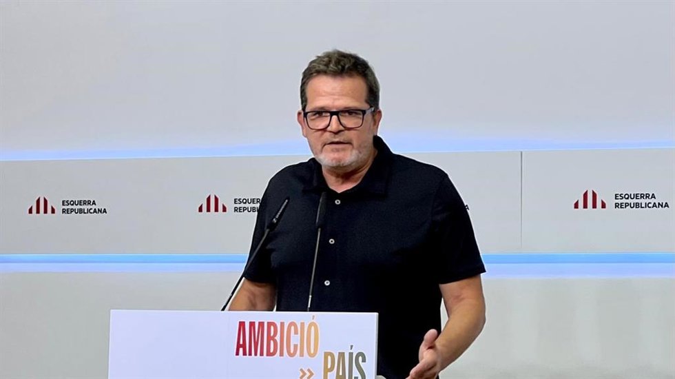 El vicesecretario de Comunicación de ERC, Isaac Albert, en una rueda de prensa desde la sede del partido