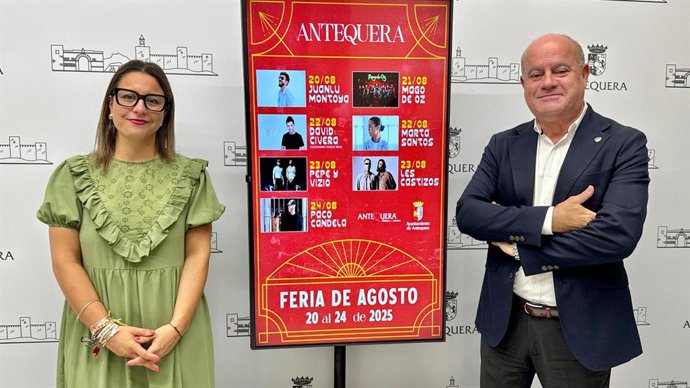 El alcalde de Antequera, ManuelBarón, junto a la teniente de alcalde y delegada de Fiestas Mayores y Tradiciones, Elena Melero, presentan el cartel de la Feria de Agosto de Antequera de este año.