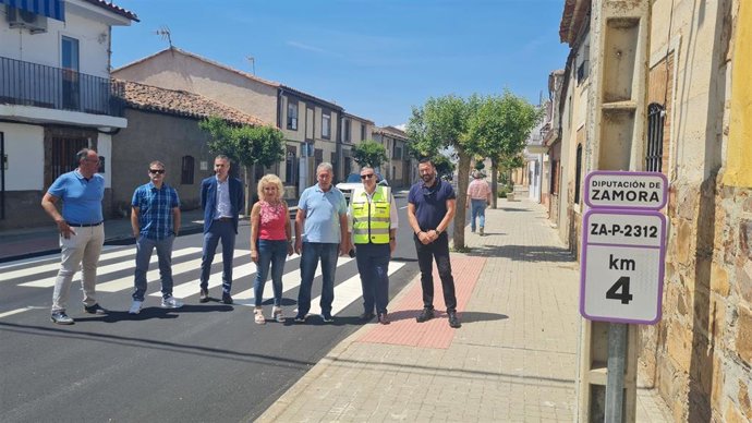 Las autoridades, durante la visita a Benegiles.