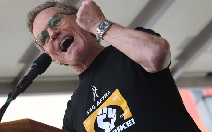 Bryan Cranston promete no rodar ni promocinar Lone Wolf hasta que se pague a todos los miembros del equipo