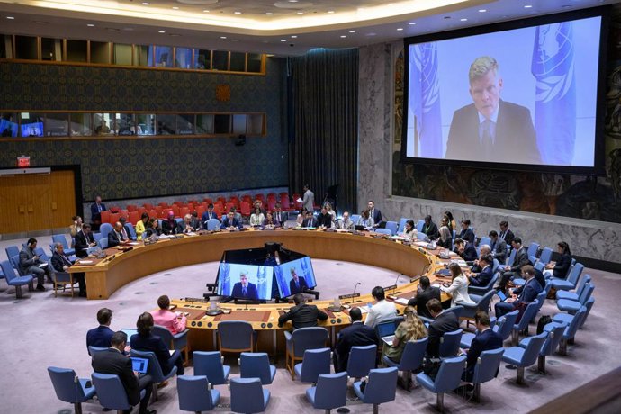Archivo - UNITED NATIONS, June 12, 2025  -- UN Special Envoy for Yemen Hans Grundberg (on screens) speaks at a Security Council meeting at the UN headquarters in New York, on June 12, 2025. Grundberg warned Thursday that the situation in the war-torn coun