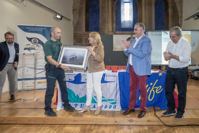 Los consejeros de Medio Ambiente, Roberto Media, y de Desarrollo Rural, María Jesús Susinos, junto a la Fundación Quebrantahuesos