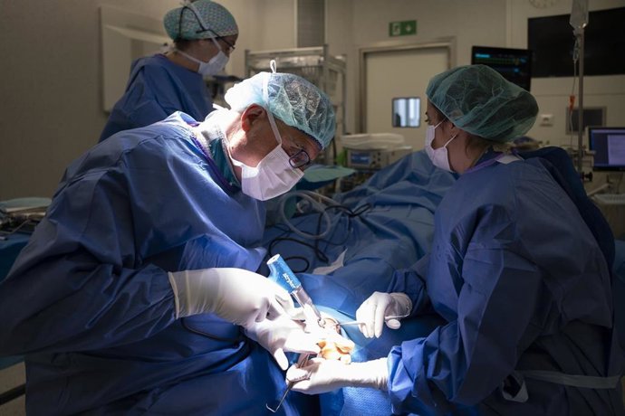 Profesionales del Hospital de Bellvitge realizan la nueva técnica.