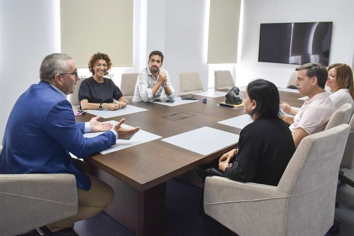 El alcalde palaciego preside el encuentro institucional para abordar la Cátedra de Flamenco de la Universidad Pablo de Olavide.
