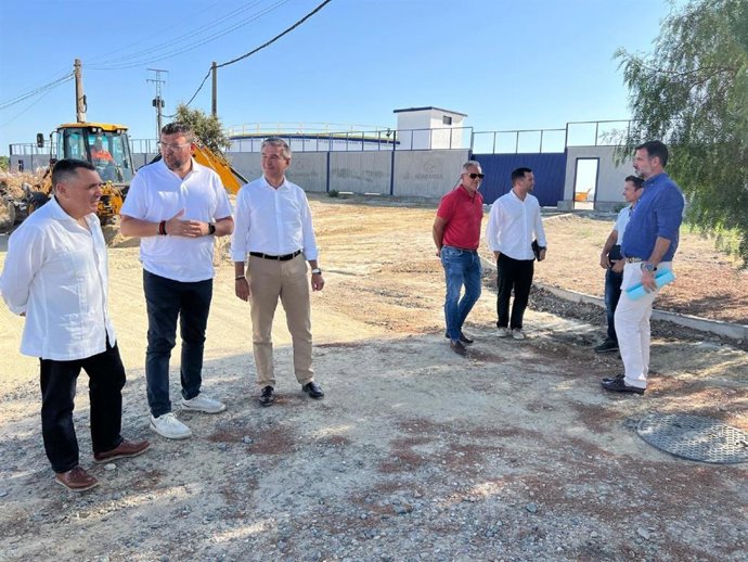 Visita del alcalde de Guillena (Sevilla), el vicepresidente de Aljarafesa, y el director gerente, a las obras realizadas en el municipio para mejorar la red de abastecimiento del agua potable del municipio.