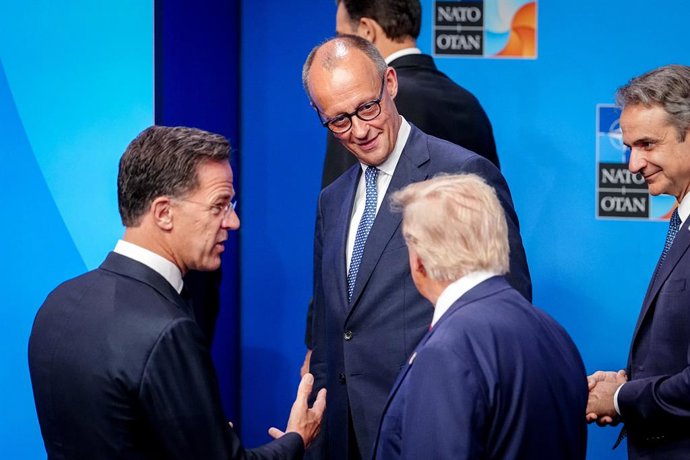 25 de junho de 2025, Holanda, Haia: (E-D) Mark Rutte, secretário-geral da Otan, o chanceler alemão Friedrich Merz, o presidente dos EUA Donald Trump e Kyriakos Mitsotakis, primeiro-ministro da Grécia, conversam na cúpula da Otan após a foto de família. Fo