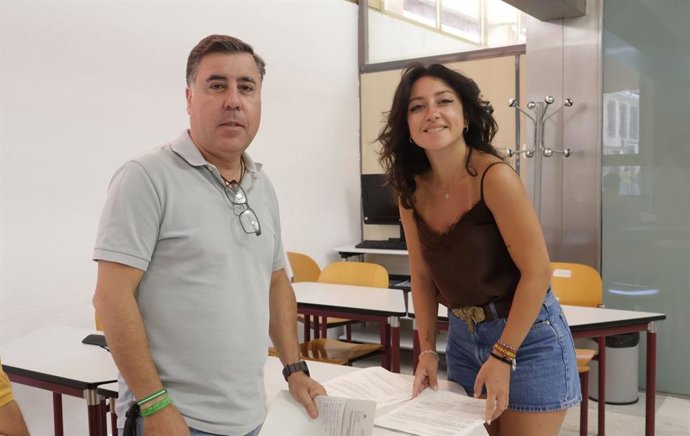 Los concejales en el Ayuntamiento de Córdoba Miguel Ruiz Madruga y Cintia Bustos.
