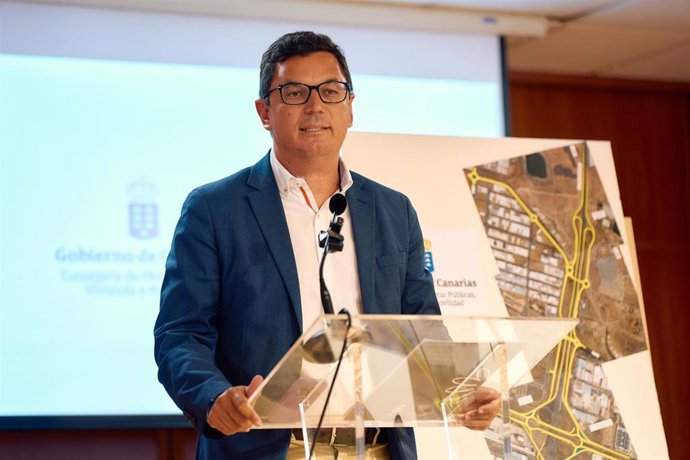 El consejero de Obras Publicas, Vivienda y Movilidad del Gobierno de Canarias, Pablo Rodríguez, durante la firma de entrega de los enlaces y vías de servicio entre Santa Lucia de Tirajana y Agüimes.